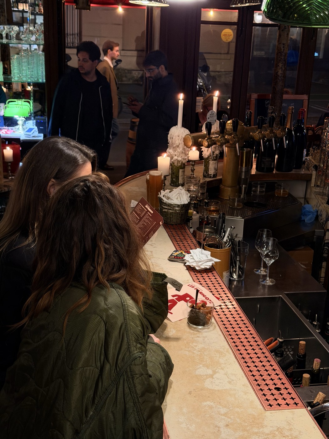 Le comptoir et la cave à vins nature le soir, ambiance tamisée