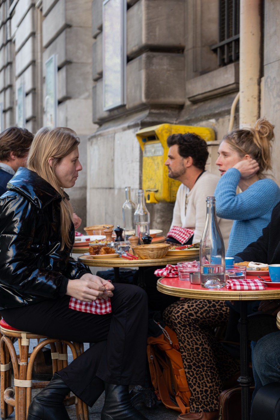 Repas convivial en terrasse sur une nappe vichy rouge