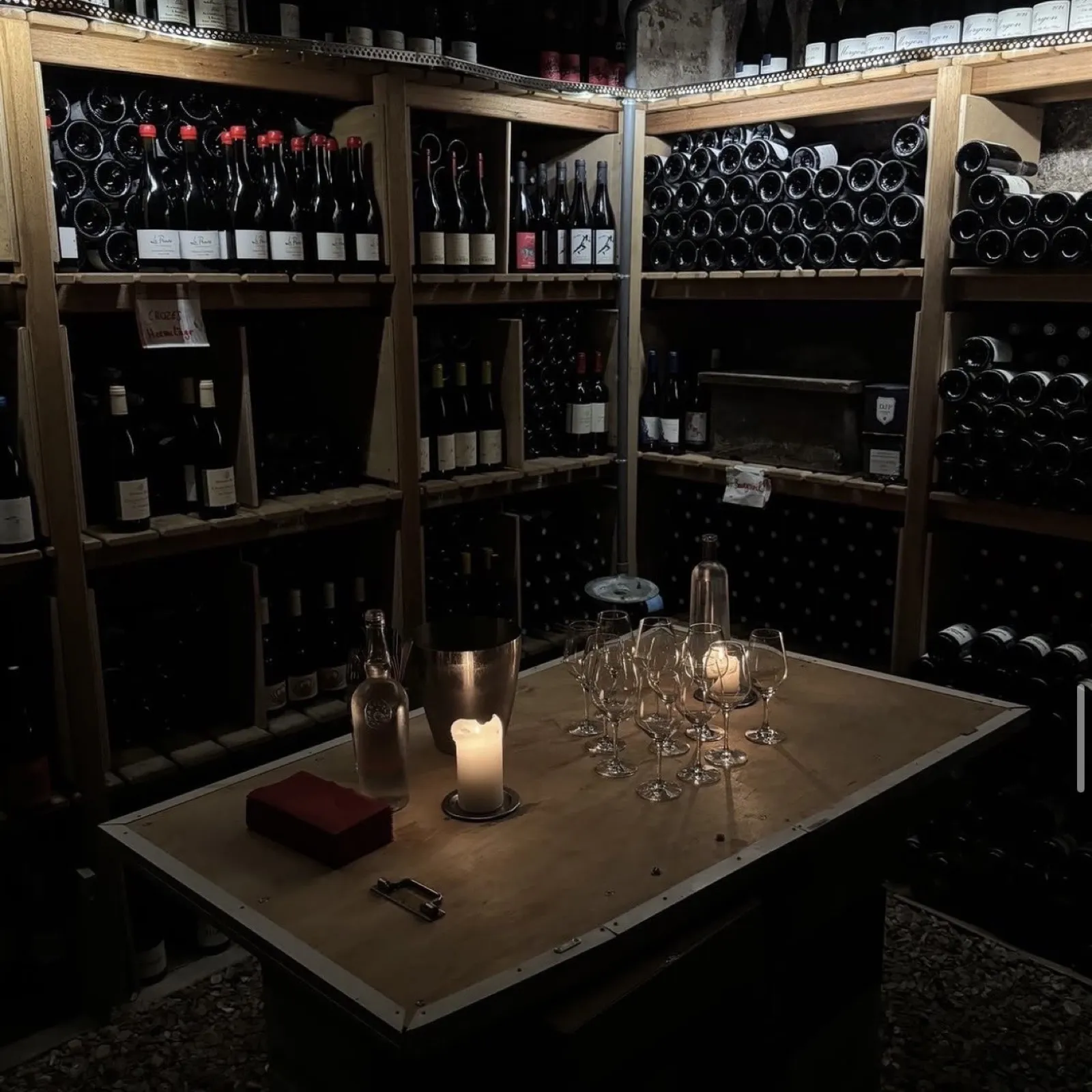 La cave à vins des Parigots, table de dégustation éclairée à la bougie