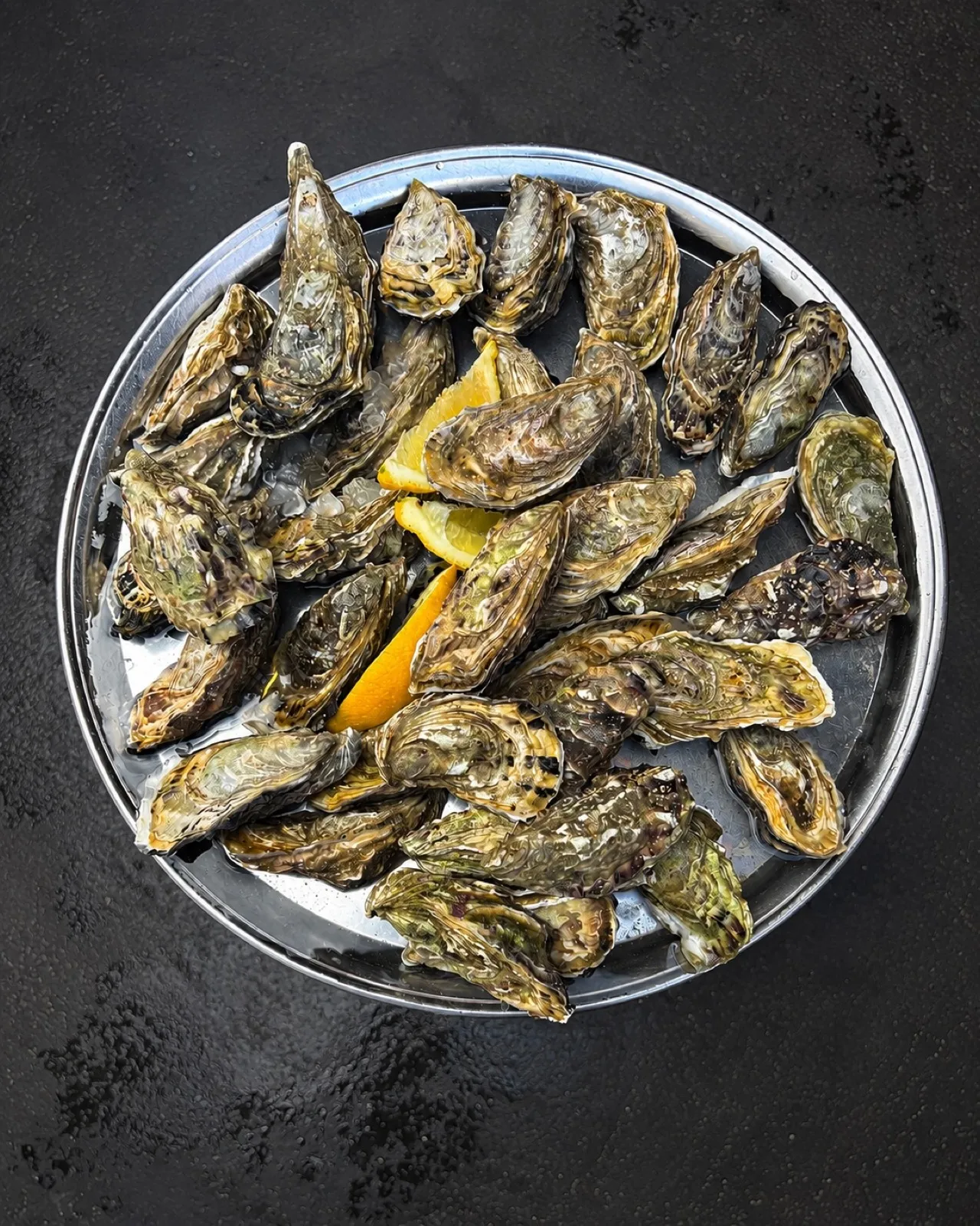Plateau d'huîtres fraîches avec citron