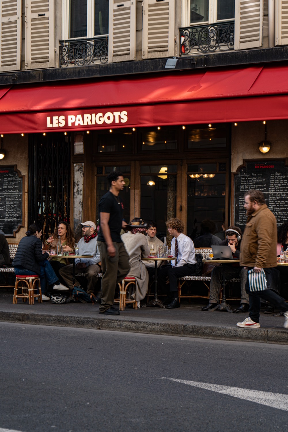 Terrasse animée des Parigots avec des clients attablés